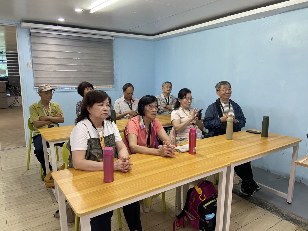 熟齡學習者在宿霧 Winning English Academy 上英語課