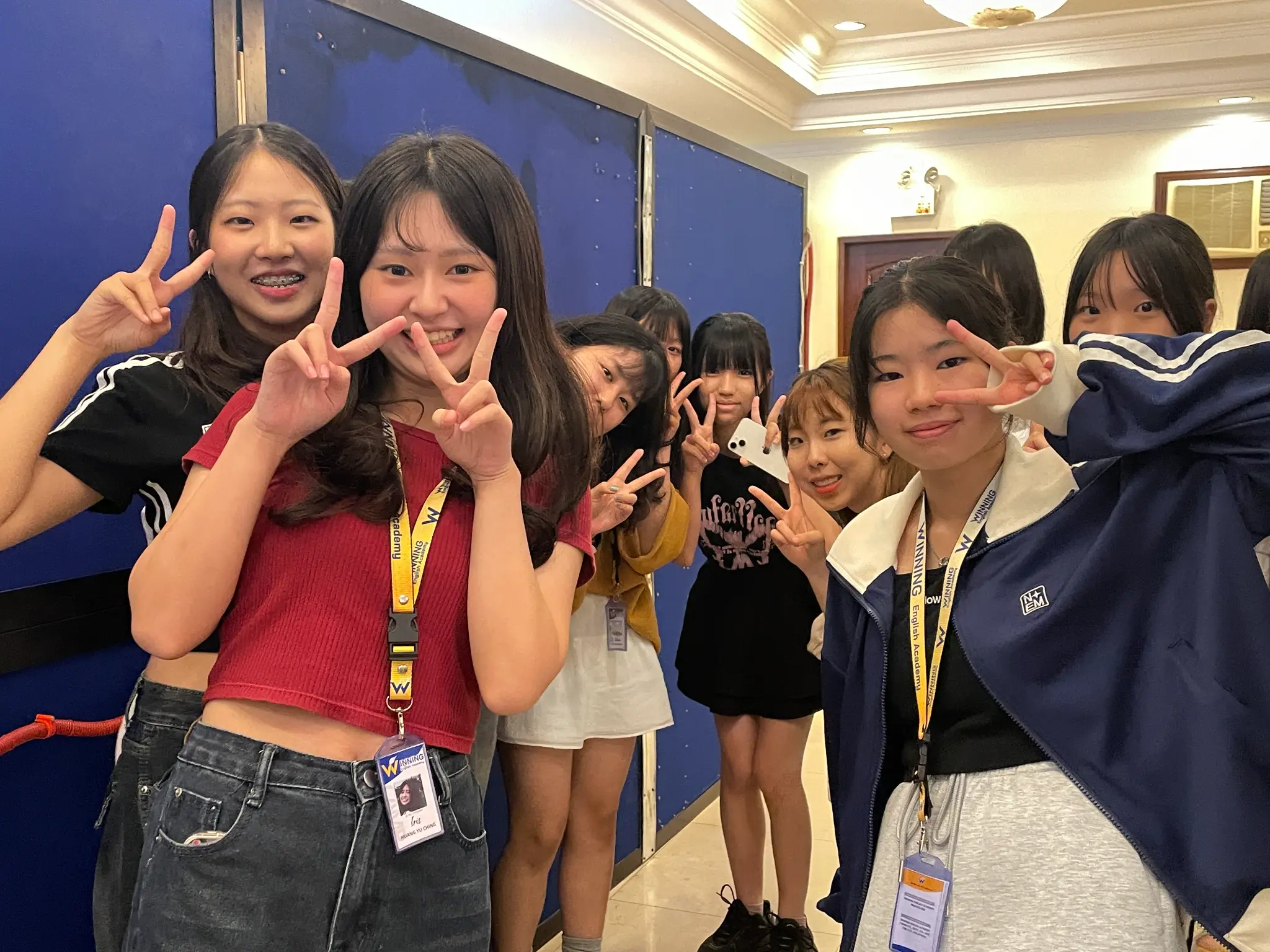 นักเรียน Winning English Academy ถ่ายรูปอย่างมีความสุขในวิทยาเขต